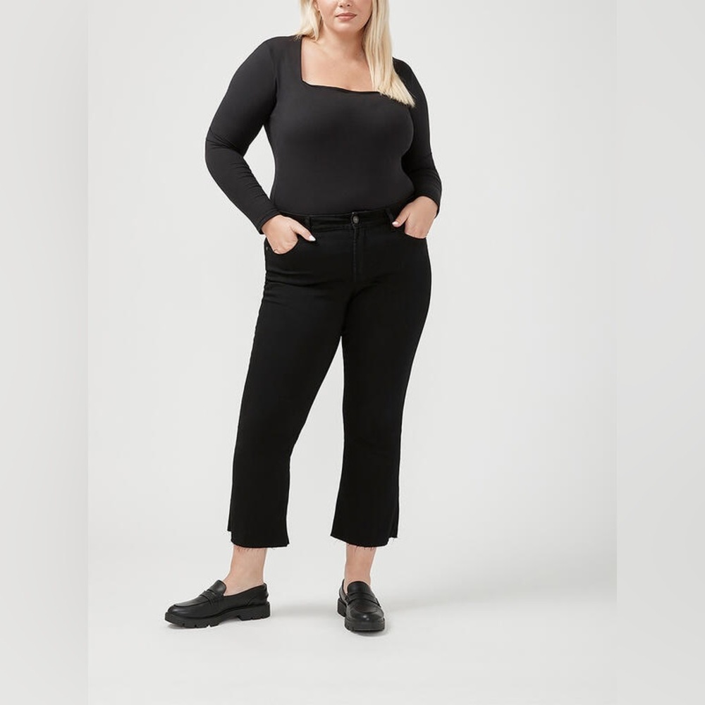 NWT - Suki Mid Rise Kick Flare Luxe Stretch Jeans - Size 33